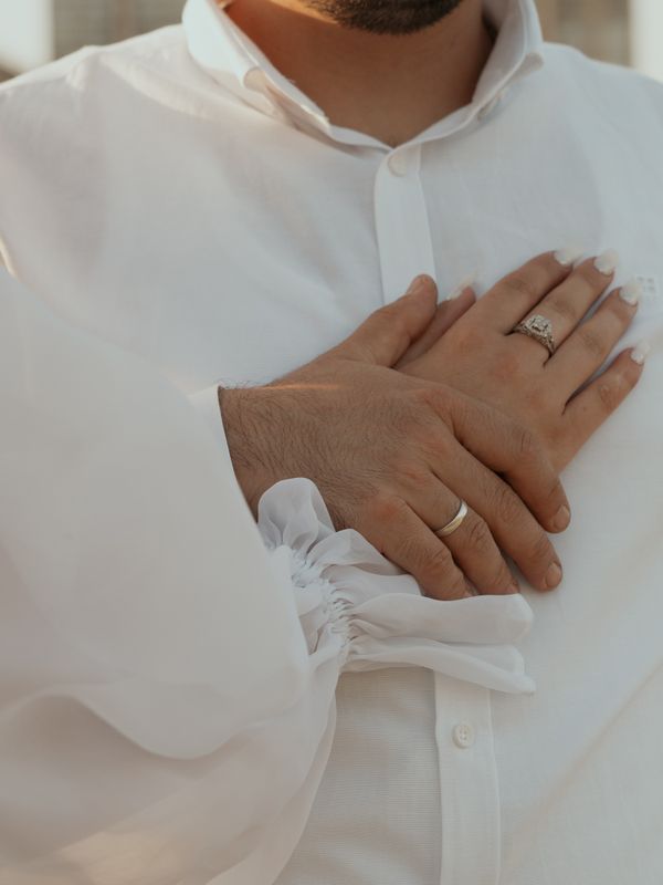 《婚约作废当天》示意海报：白衬衫袖口佩戴婚戒的双手特写
